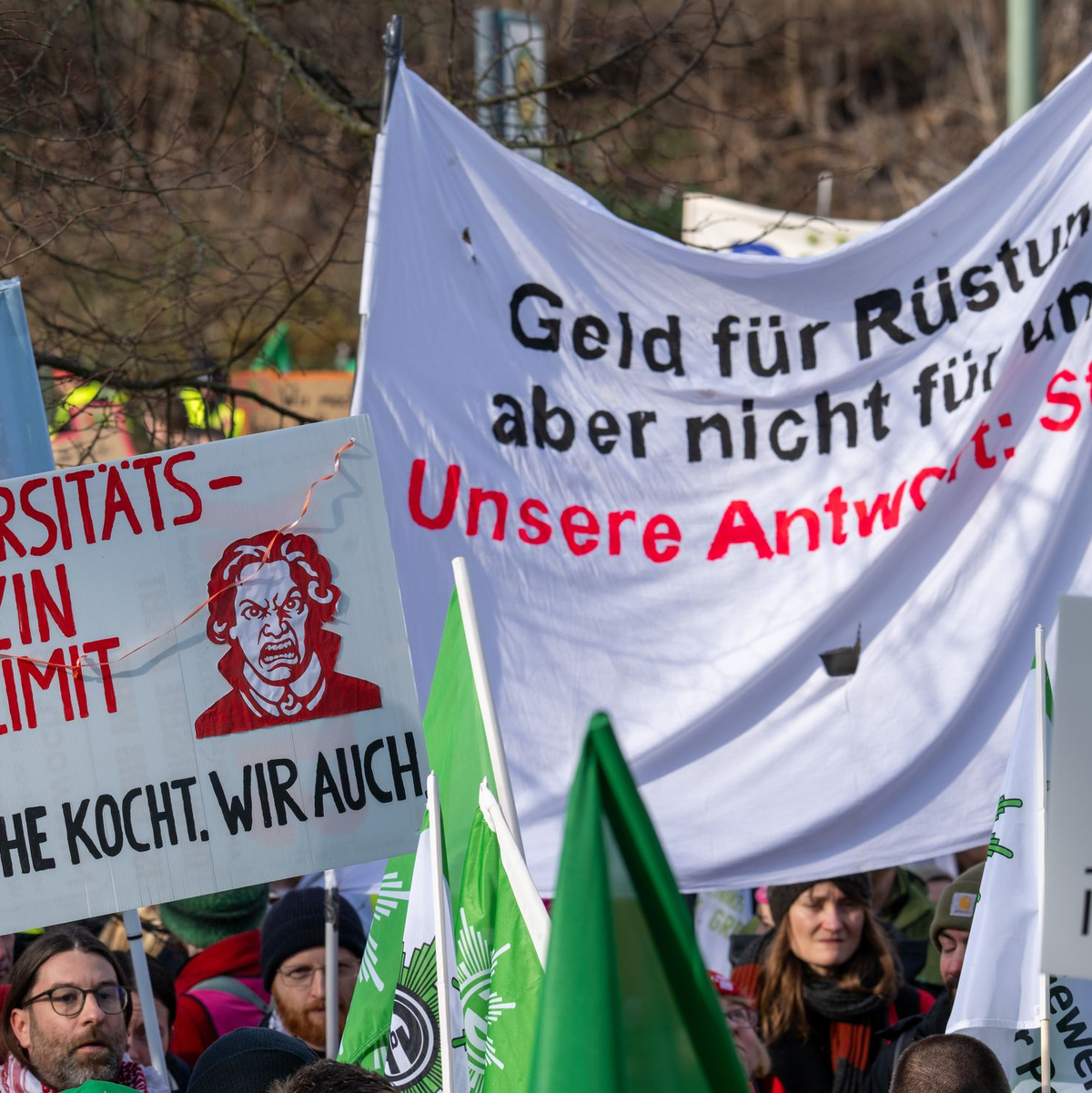 Der Tarifeinigung gingen wochenlange Warnstreiks und Proteste voraus. (Archivfoto) - Foto: Soeren Stache/dpa