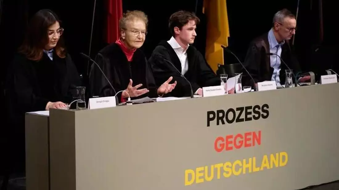 In dem fiktiven Prozess wird über ein Verbot der AfD verhandelt.  - Bild: Fabian Hammerl/Thalia Theater/dpa