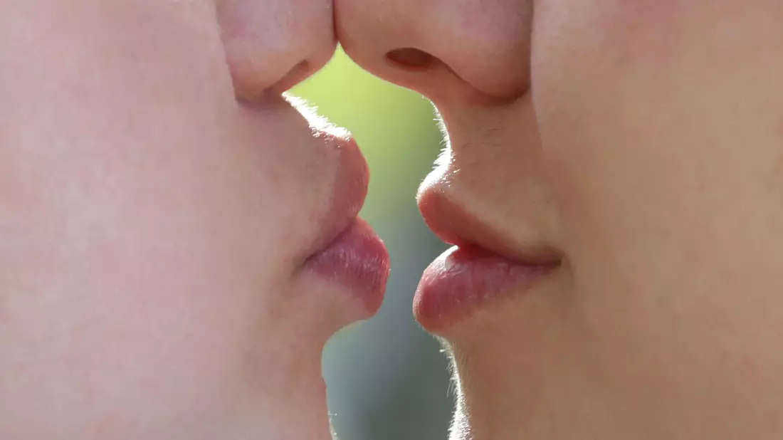 Der Kuss ist mehr als nur eine Berührung der Lippen. (Symbolbild) - Bild: Karl-Josef Hildenbrand/dpa