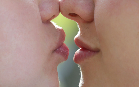 Der Kuss ist mehr als nur eine Berührung der Lippen. (Symbolbild) - Foto: Karl-Josef Hildenbrand/dpa Der Kuss ist mehr als nur eine Berührung der Lippen. (Symbolbild) - Foto: Karl-Josef Hildenbrand/dpa