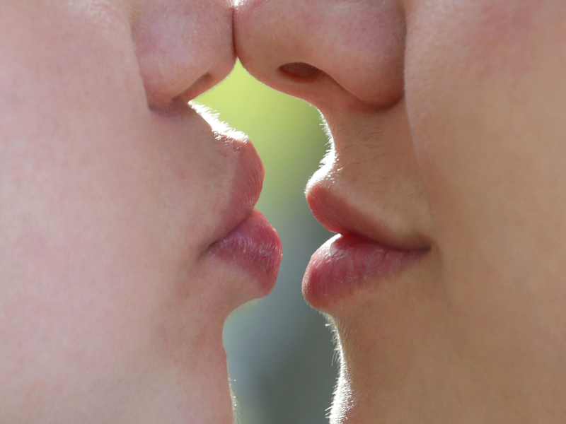 Der Kuss ist mehr als nur eine Berührung der Lippen. (Symbolbild) - Foto: Karl-Josef Hildenbrand/dpa