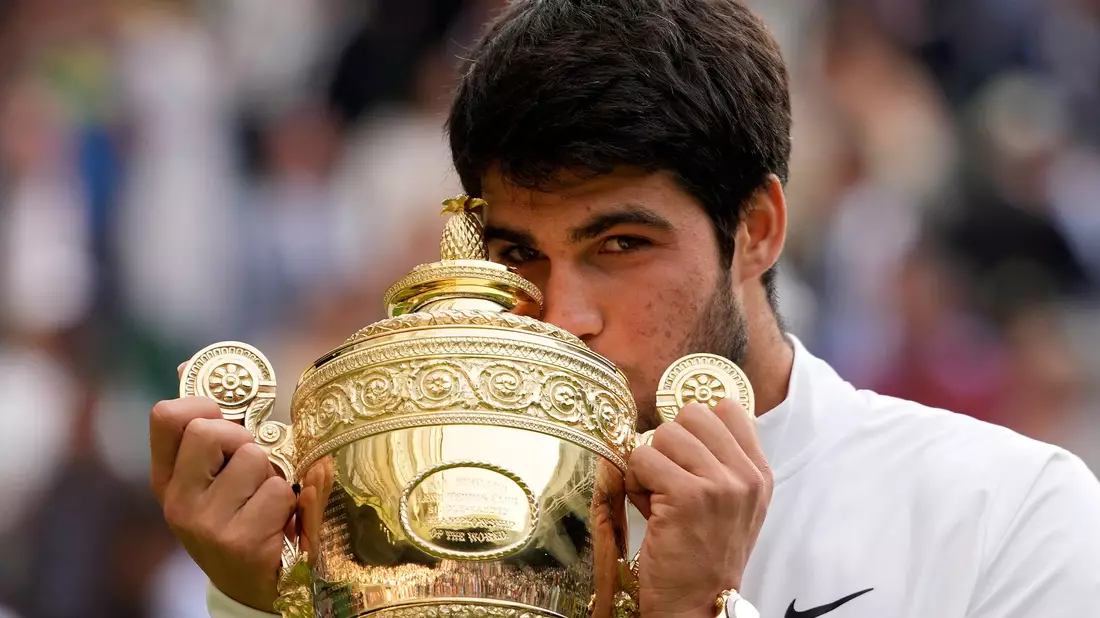 Liebkosung für den Pokal: Tennisprofi Carlos Alcaraz freute sich sichtlich über den Sieg im Wimbledon-Final 2023. (Archivbild) - Bild: Kirsty Wigglesworth/AP/dpa
