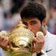 Liebkosung für den Pokal: Tennisprofi Carlos Alcaraz freute sich sichtlich über den Sieg im Wimbledon-Final 2023. (Archivbild) - Foto: Kirsty Wigglesworth/AP/dpa