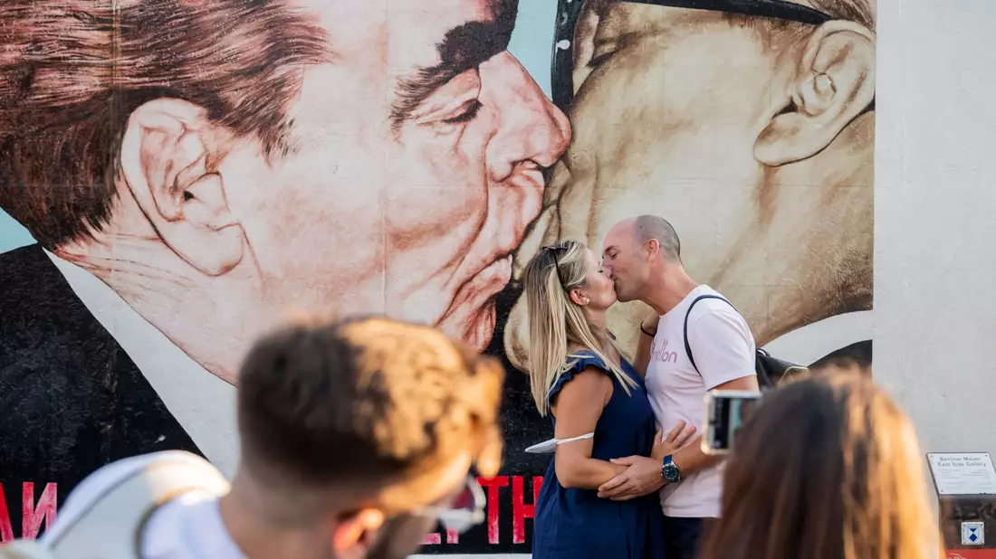 Einer der wohl bekanntesten Abschnitte der Berliner Mauer zeigt den Bruderkuss. (Archivbild) - Bild: Christoph Soeder/dpa