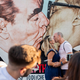 Einer der wohl bekanntesten Abschnitte der Berliner Mauer zeigt den Bruderkuss. (Archivbild) - Foto: Christoph Soeder/dpa