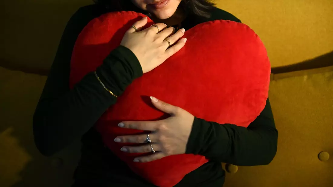 Lass dich drücken: Das rote Herz ist das Symbol der Liebe. (Archivbild) - Bild: Elisa Schu/dpa