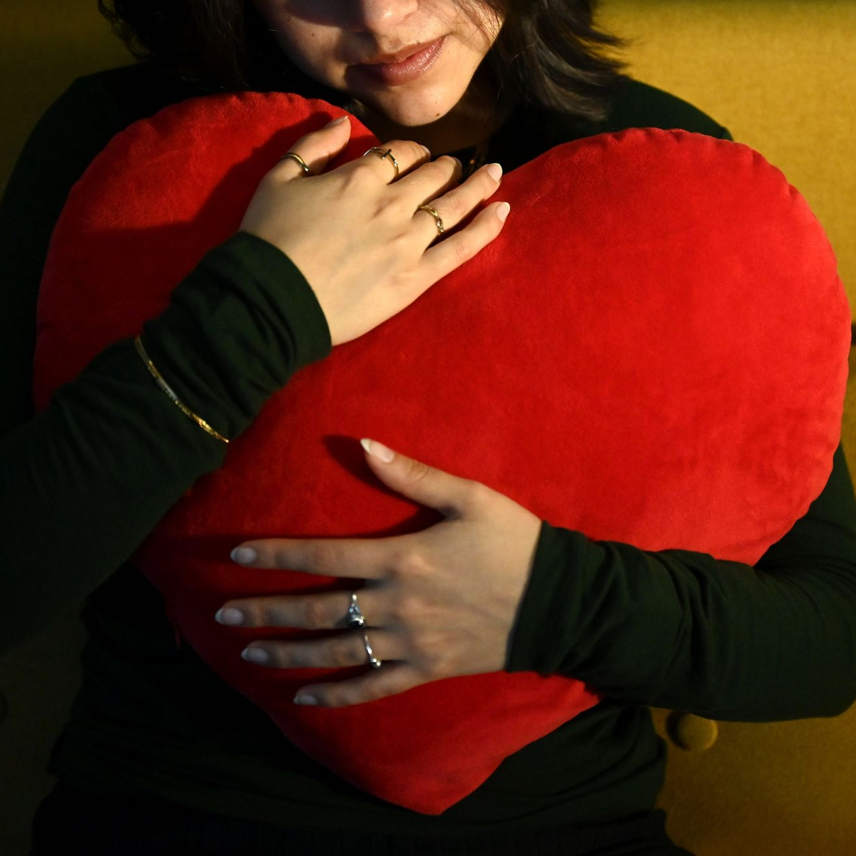 Lass dich drücken: Das rote Herz ist das Symbol der Liebe. (Archivbild) - Foto: Elisa Schu/dpa