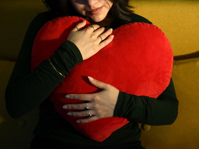Lass dich drücken: Das rote Herz ist das Symbol der Liebe. (Archivbild) - Foto: Elisa Schu/dpa