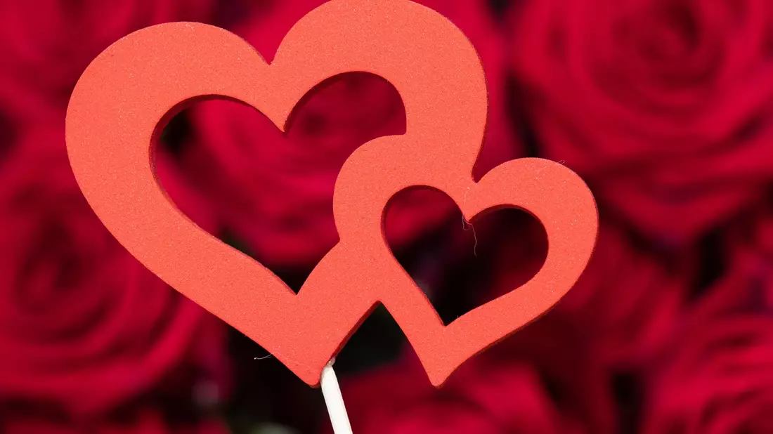 Sag es durch die Blume: das rote Herz als Symbol für die Liebe. (Archivbild) - Bild: Boris Roessler/dpa