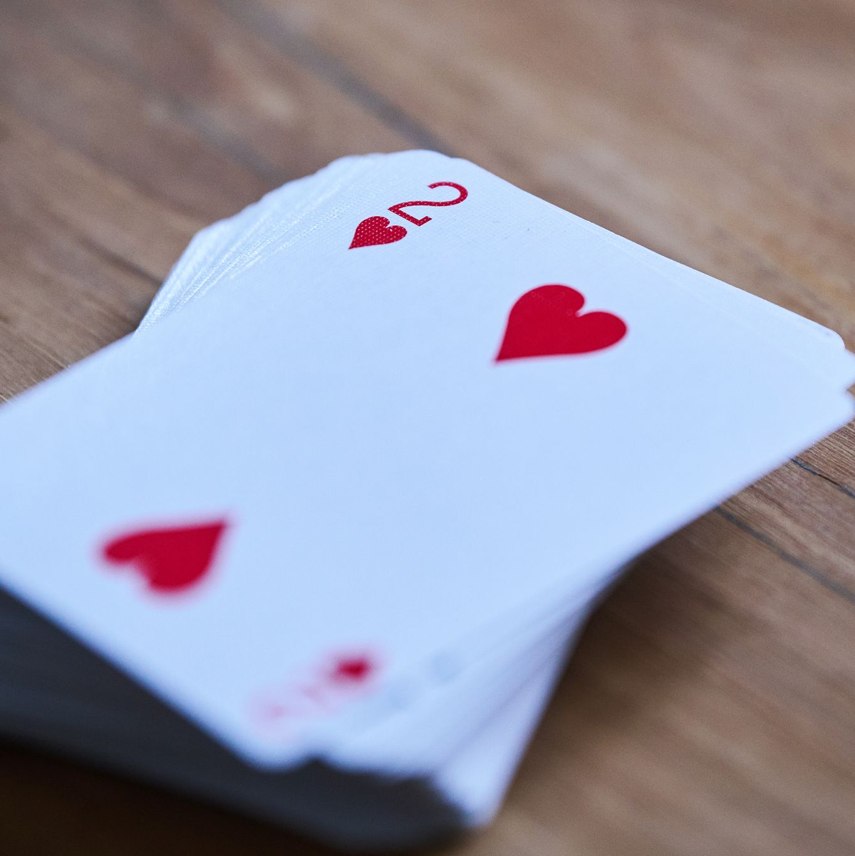 Seit dem 14. Jahrhundert fand das rote Herzsymbol auf Spielkarten Verbreitung. (Archivbild) - Foto: Annette Riedl/dpa