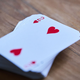 Seit dem 14. Jahrhundert fand das rote Herzsymbol auf Spielkarten Verbreitung. (Archivbild) - Foto: Annette Riedl/dpa