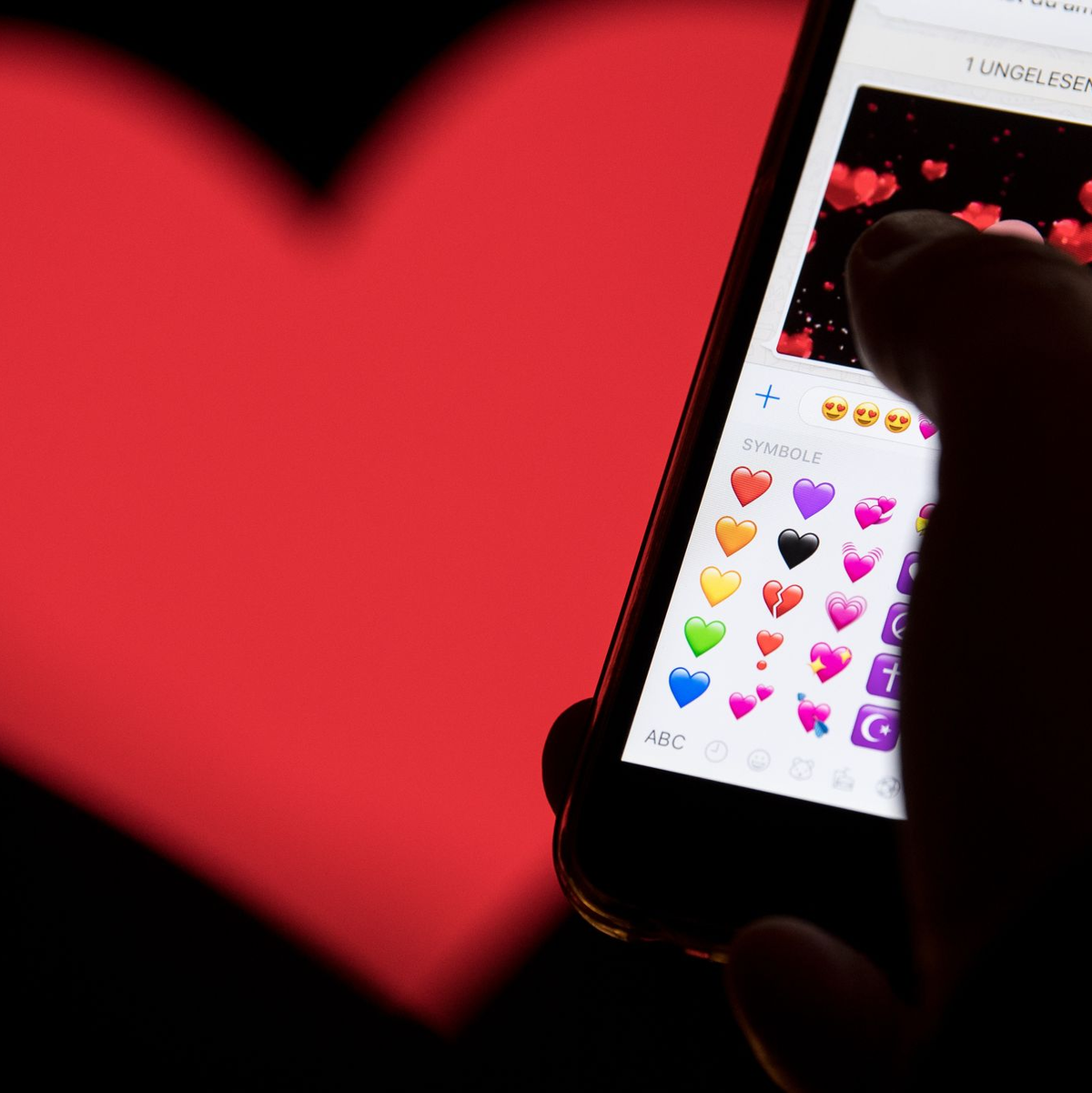Hand aufs Handy - das rote Herz zählt zu den beliebtesten Emojis. (Archivbild) - Foto: Fabian Sommer/dpa