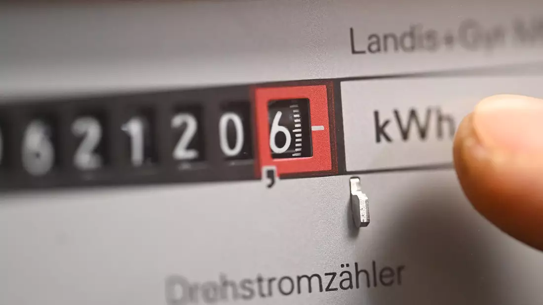 Viele Strom-Grundversorger haben schon die Preise gesenkt, weitere folgen. Der Grund: Gesunkene Netzgebühren und niedrigere Einkaufspreise. (Symbolbild) - Bild: Bernd Weißbrod/dpa