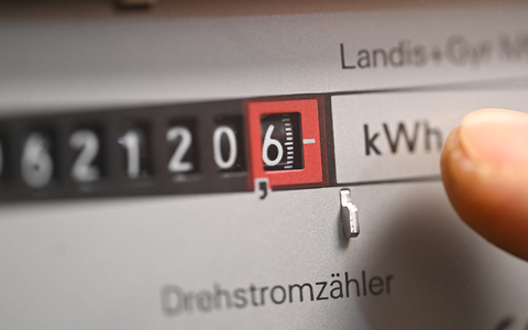 Viele Strom-Grundversorger haben schon die Preise gesenkt, weitere folgen. Der Grund: Gesunkene Netzgebühren und niedrigere Einkaufspreise. (Symbolbild) - Foto: Bernd Weißbrod/dpa