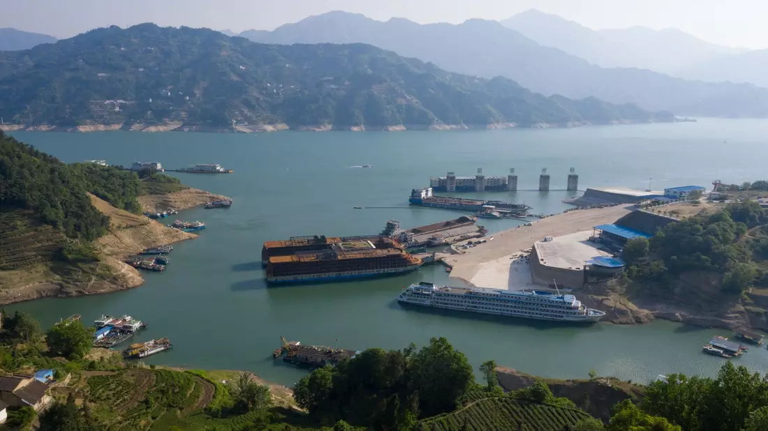 Boote und Schiffe liegen im Flussbecken von Zigui. - Bild: Lei Yong/XinHua/dpa