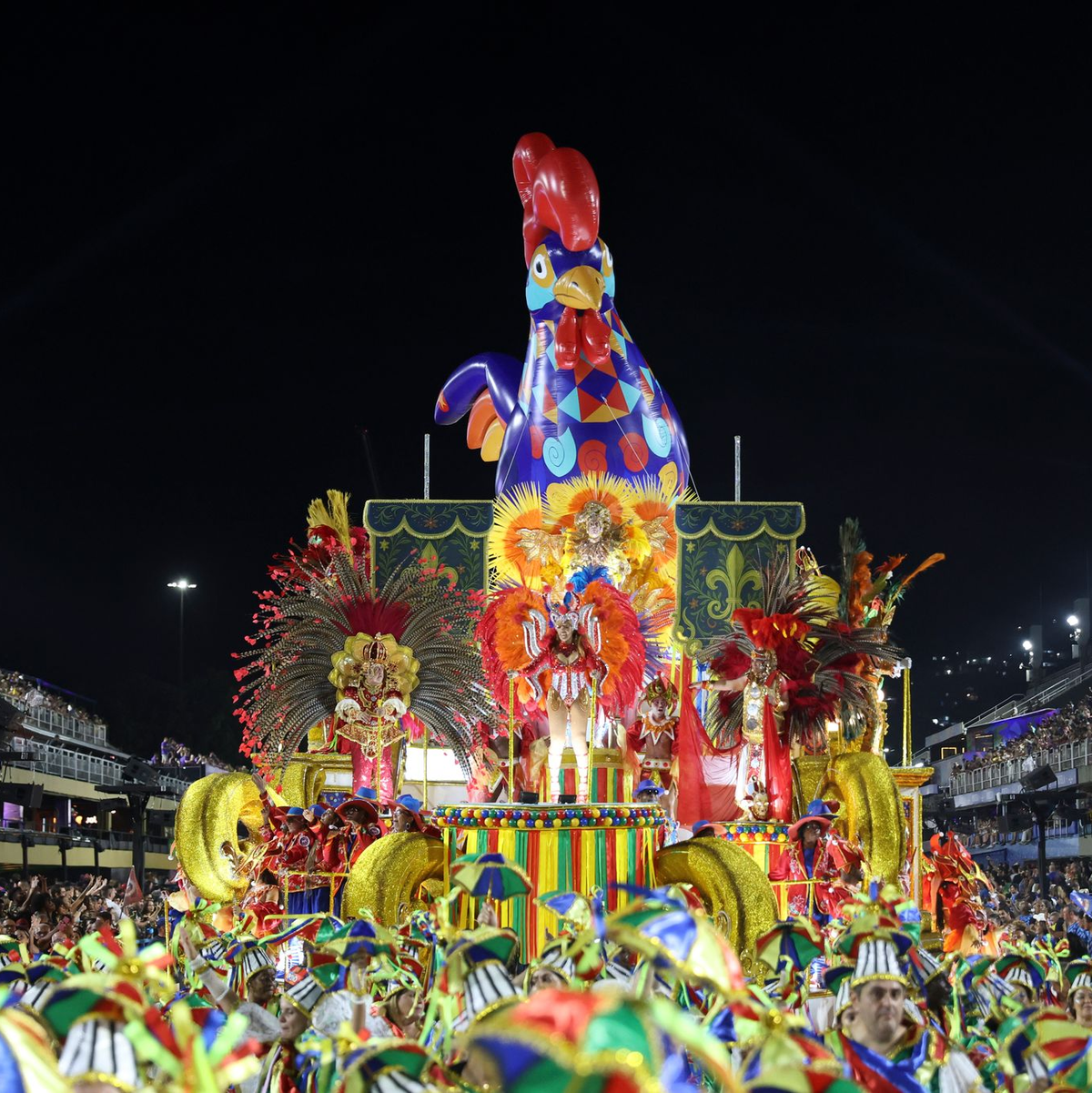Tänzerinnen und Tänzer der Sambaschule «Inocentes de Belford Roxo» treten im Sambodrom auf. - Foto: Fernando Souza/dpa