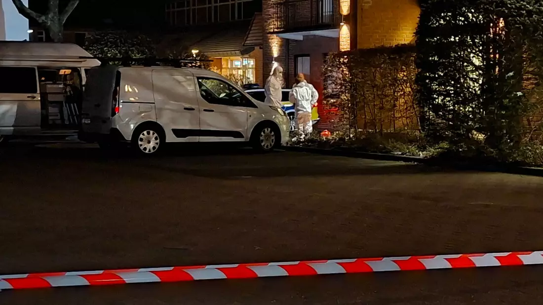 Beim Einbruch in eine Bank in Stuhr bei Bremen sind etliche Schließfächer aufgebrochen worden. Am Tatort arbeitete die Spurensicherung. - Bild: Kai Moorschlatt/dpa