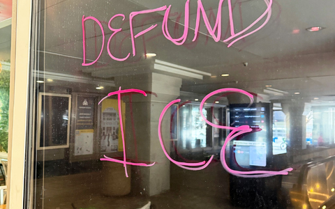 Die Behörde ICE steht in der Kritik. (Archivbild) - Foto: Anna Ringle/dpa