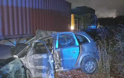 FW-DO: PKW an Bahnübergang von Zug erfasst - Foto: presseportal.de