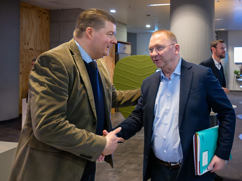 Länder-Verhandlungsführer Andreas Dressel und Verdi-Chef Frank Werneke (r.) haben sich geeinigt. (Archivbild) - Foto: Soeren Stache/dpa