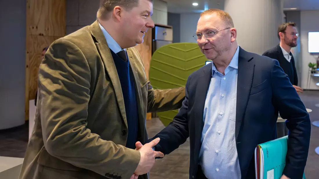 Zwischen Länder-Verhandlungsführer Andreas Dressel und Verdi-Chef Frank Werneke stimmt die Chemie. (Archivbild) - Bild: Soeren Stache/dpa