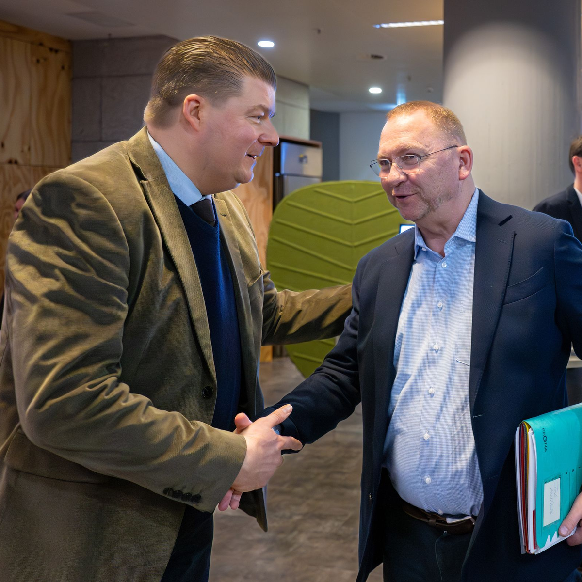 Zwischen Länder-Verhandlungsführer Andreas Dressel und Verdi-Chef Frank Werneke stimmt die Chemie. (Archivbild) - Foto: Soeren Stache/dpa