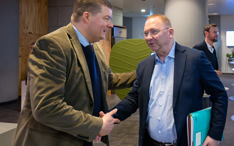 Zwischen Länder-Verhandlungsführer Andreas Dressel und Verdi-Chef Frank Werneke stimmt die Chemie. (Archivbild) - Foto: Soeren Stache/dpa