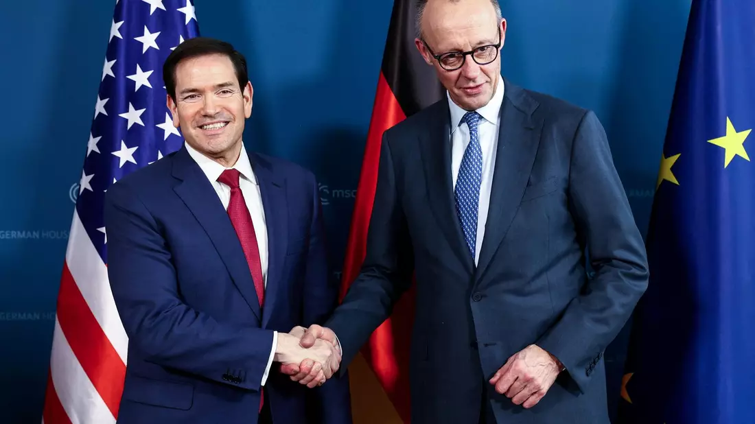 Merz (r.) und Rubio hatten sich bereits am Freitag getroffen.  - Bild: Liesa Johannssen/Reuters/Pool/dpa