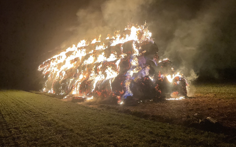 FW-DO: 310 Heuballen brennen in Dortmund-Asseln - Foto: presseportal.de