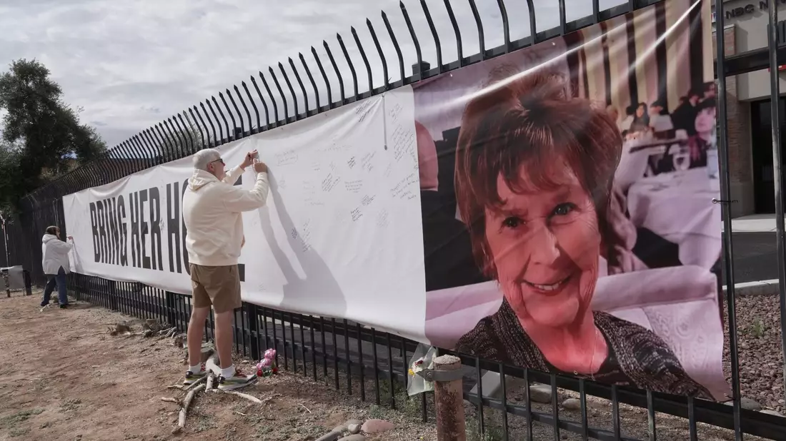 Mit Plakaten versuchen Anwohner die Suche nach der verschwundenen Seniorin Nancy Guthrie in Tuscon, Arizona, zu unterstützen.  - Bild: Ty ONeil/AP/dpa