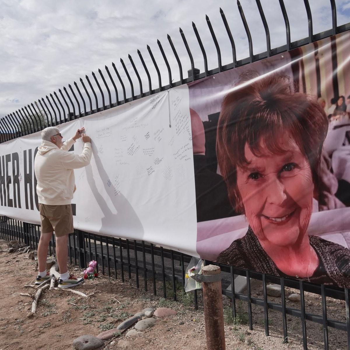 Mit Plakaten versuchen Anwohner die Suche nach der verschwundenen Seniorin Nancy Guthrie in Tuscon, Arizona, zu unterstützen.  - Foto: Ty ONeil/AP/dpa