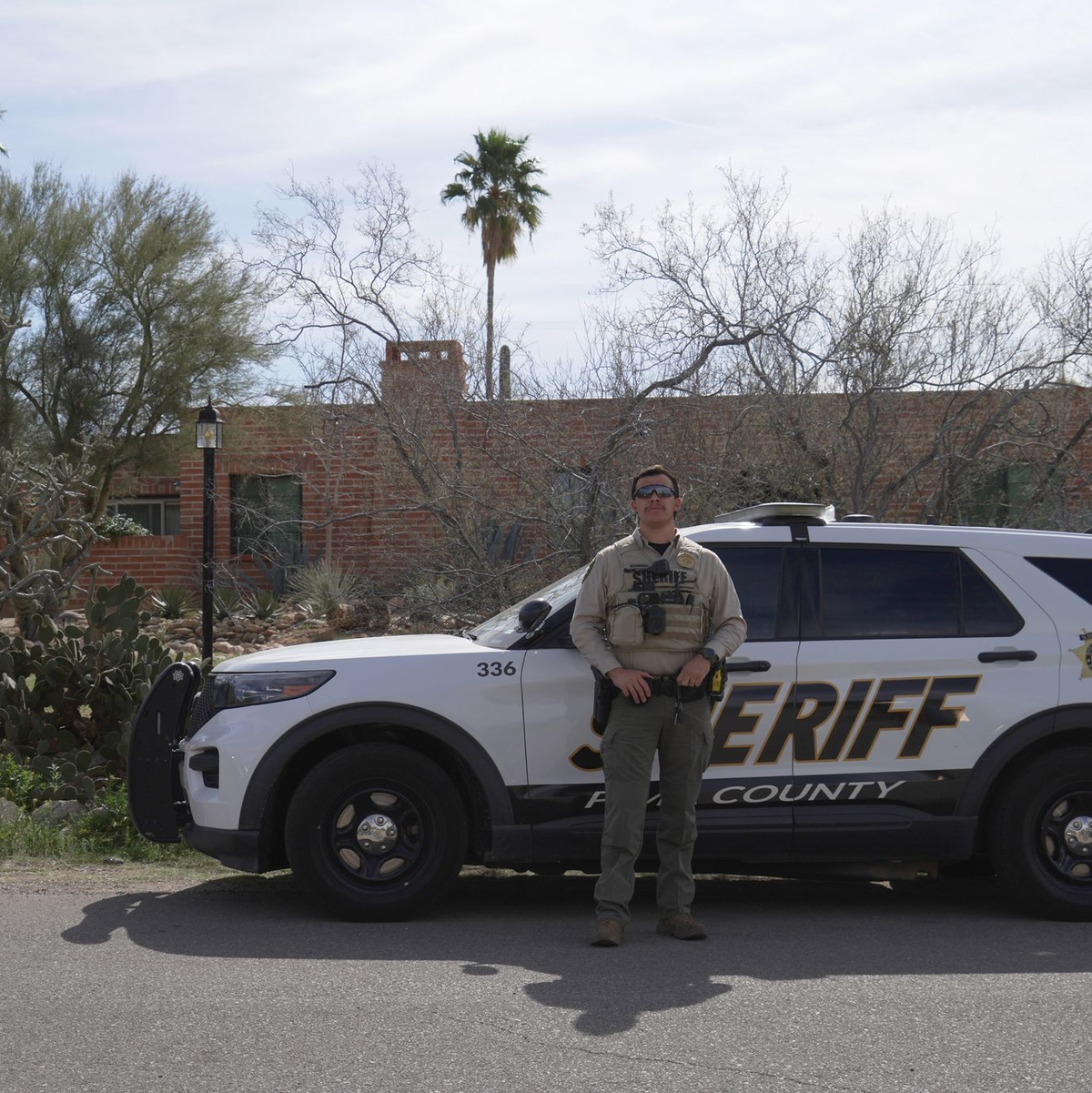 Seit fast zwei Wochen sind neben vielen Medienvertretern Einsatzkräfte der Polizei vor dem Haus der verschwundenen Rentnerin Nancy Guthrie dauerhaft präsent.  - Foto: Ty ONeil/AP/dpa