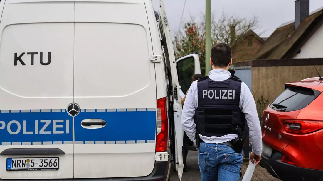 Nach der Tat sicherten Einsatzkräfte Spuren. - Bild: Alex Talash/dpa
