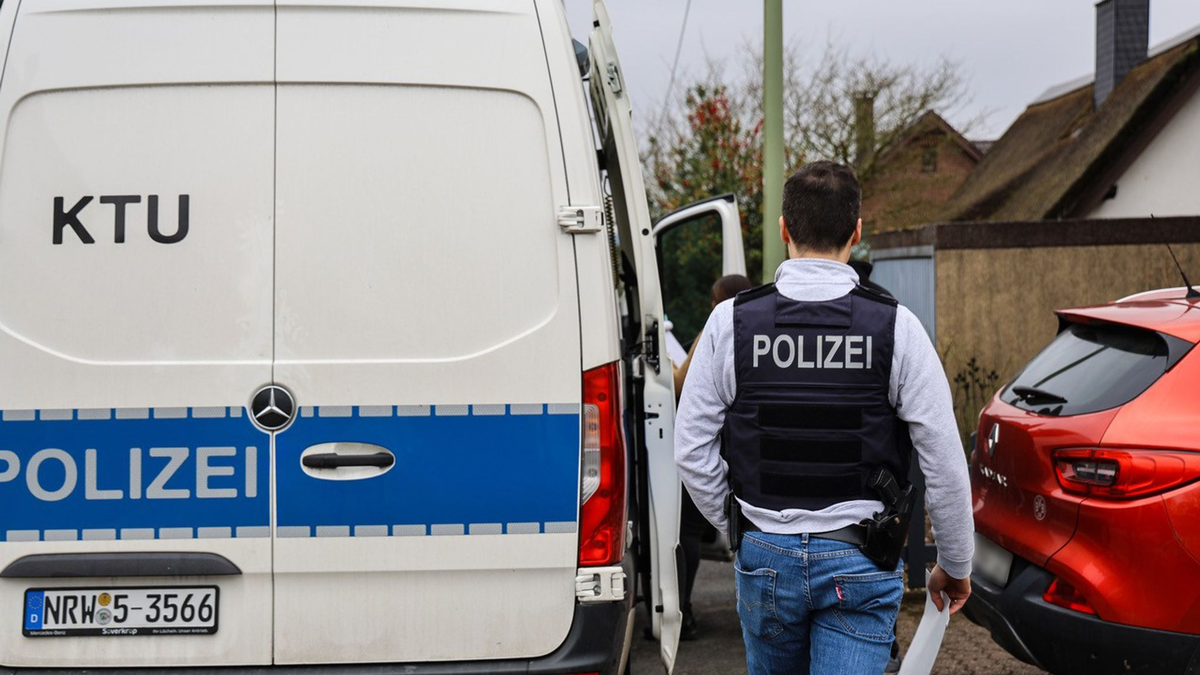 Nach der Tat sicherten Einsatzkräfte Spuren. - Foto: Alex Talash/dpa