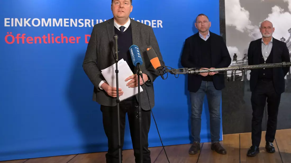 Länder-Verhandlungsführer Andreas Dressel hält den Tarifabschluss für vertretbar. - Bild: Michael Bahlo/dpa
