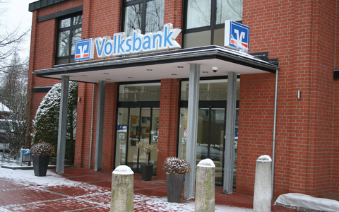 Kunden mit Schließfächern sind nach dem Einbruch in die Bank in Stuhr bei Bremen besorgt. - Foto: Kai Moorschlatt/dpa