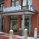 Kunden mit Schließfächern sind nach dem Einbruch in die Bank in Stuhr bei Bremen besorgt. - Foto: Kai Moorschlatt/dpa
