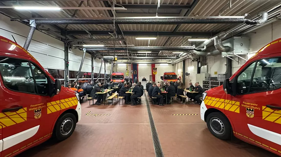 FW-EN: Bürgermeister übergibt vier neue Mannschaftstransportfahrzeuge an die Feuerwehr Wetter (Ruhr) - Bild: presseportal.de
