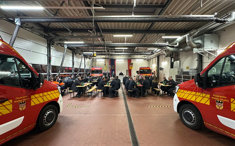 FW-EN: Bürgermeister übergibt vier neue Mannschaftstransportfahrzeuge an die Feuerwehr Wetter (Ruhr) - Foto: presseportal.de