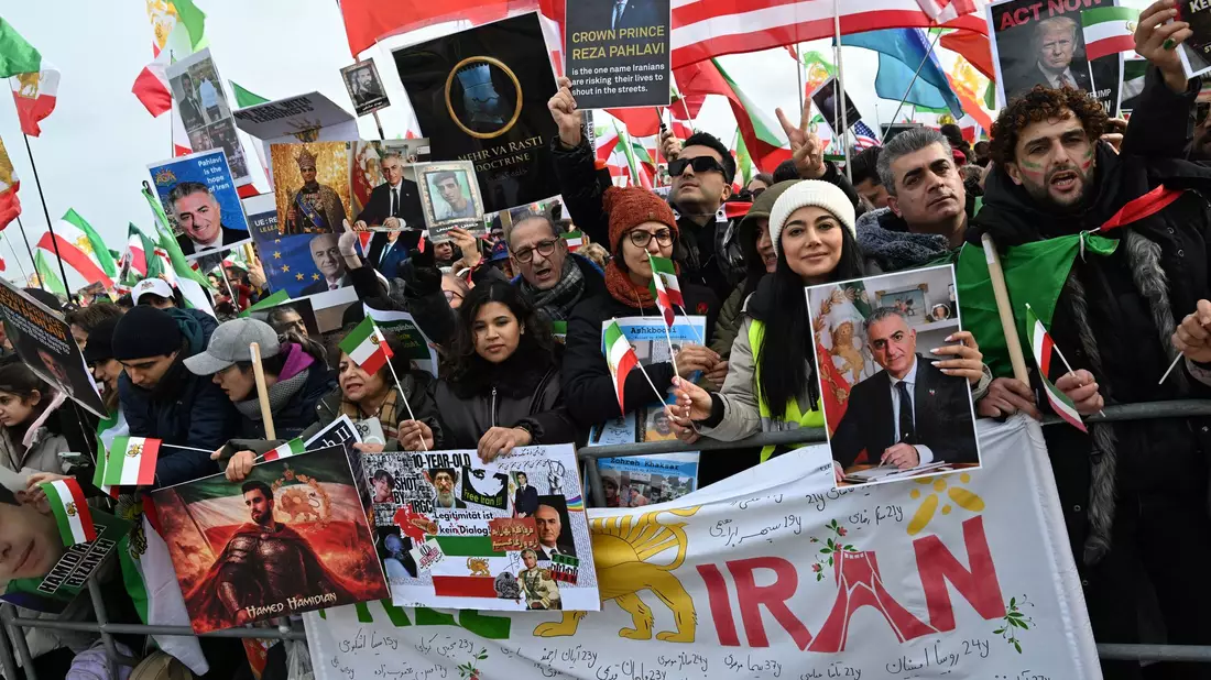 Tausende demonstrierten in München gegen die politische Führung im Iran. - Bild: Felix Hörhager/dpa