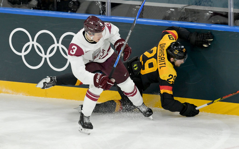 Reinfall für Leon Draisaitl und Co.: Gegen Lettland setzt es die erste Niederlage bei Olympia.  - Foto: Peter Kneffel/dpa
