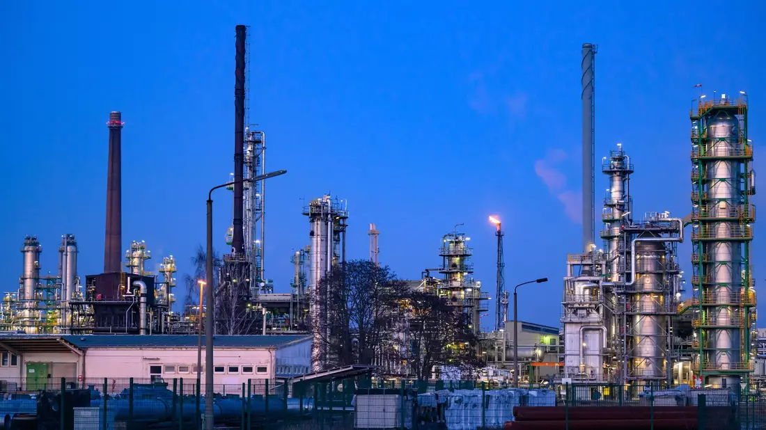 Die PCK-Raffinerie in Schwedt/Oder befürchtet negative Folgen für die Versorgung mit Sprit und Heizöl, falls US-Sanktionen in Kraft treten. (Archivbild) - Bild: Patrick Pleul/dpa