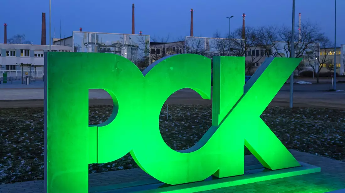 Die Leitung der Raffinerie PCK bittet die Bundesregierung um Unterstützung, damit US-Sanktionen ausbleiben. (Archivbild) - Bild: Patrick Pleul/dpa