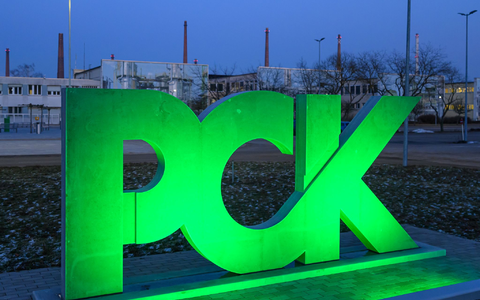 Die Leitung der Raffinerie PCK bittet die Bundesregierung um Unterstützung, damit US-Sanktionen ausbleiben. (Archivbild) - Foto: Patrick Pleul/dpa