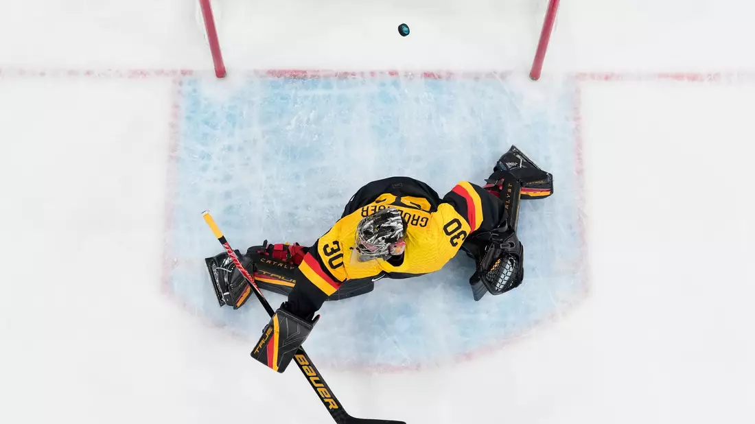 Gegen effiziente Letten kassierte NHL-Keeper Grubauer vier Gegentore - Bild: Darko Bandic/AP/dpa