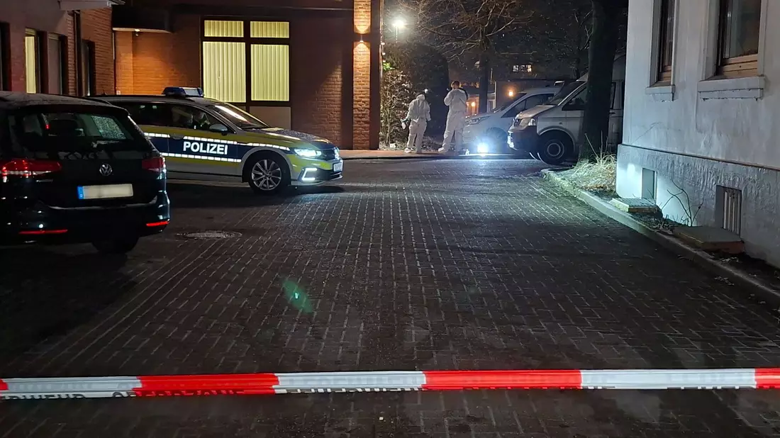 Ermittler suchen nach einem Bankeinbruch nach Spuren. - Bild: Kai Moorschlatt/dpa