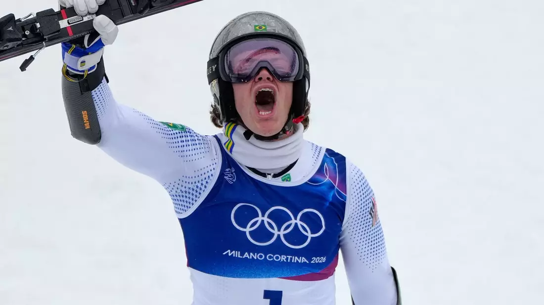 Historischer Coup: Lucas Pinheiro Braathen bejubelt Gold für Brasilien. - Bild: John Locher/AP/dpa