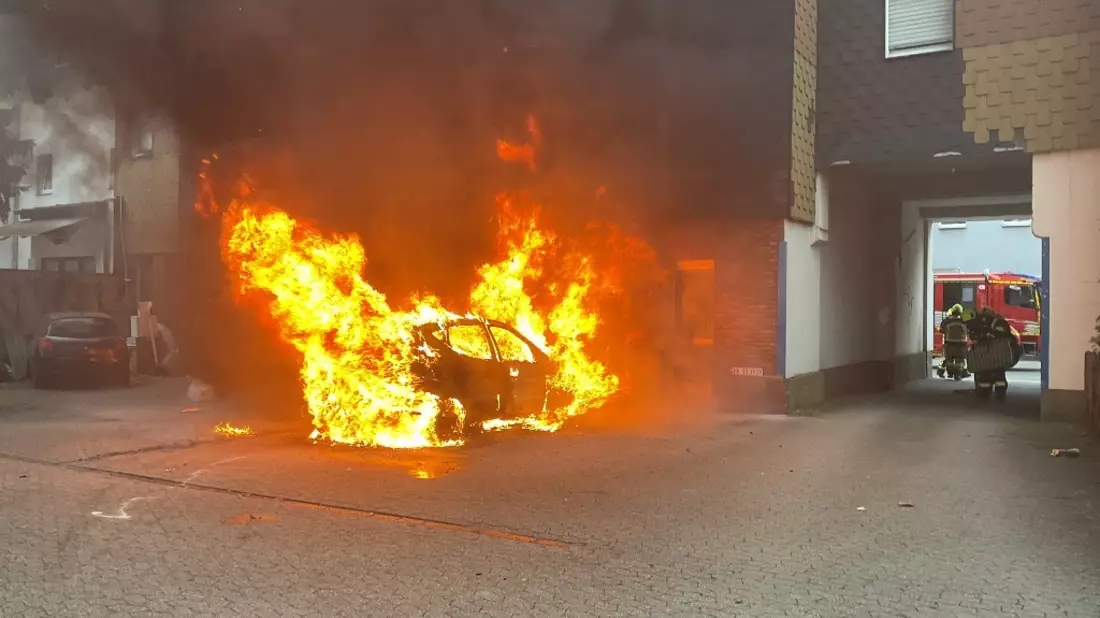 FW-OB: Brennender Pkw im Knappenviertel - Bild: presseportal.de