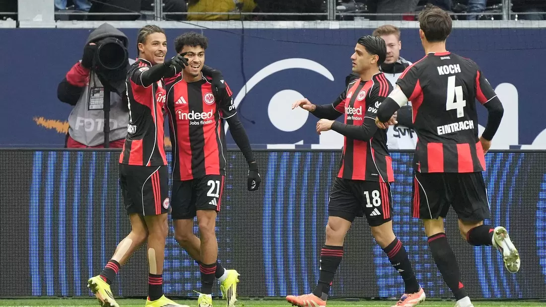 Durften endlich jubeln: Die Profis von Eintracht Frankfurt. - Bild: Marc Schüler/dpa