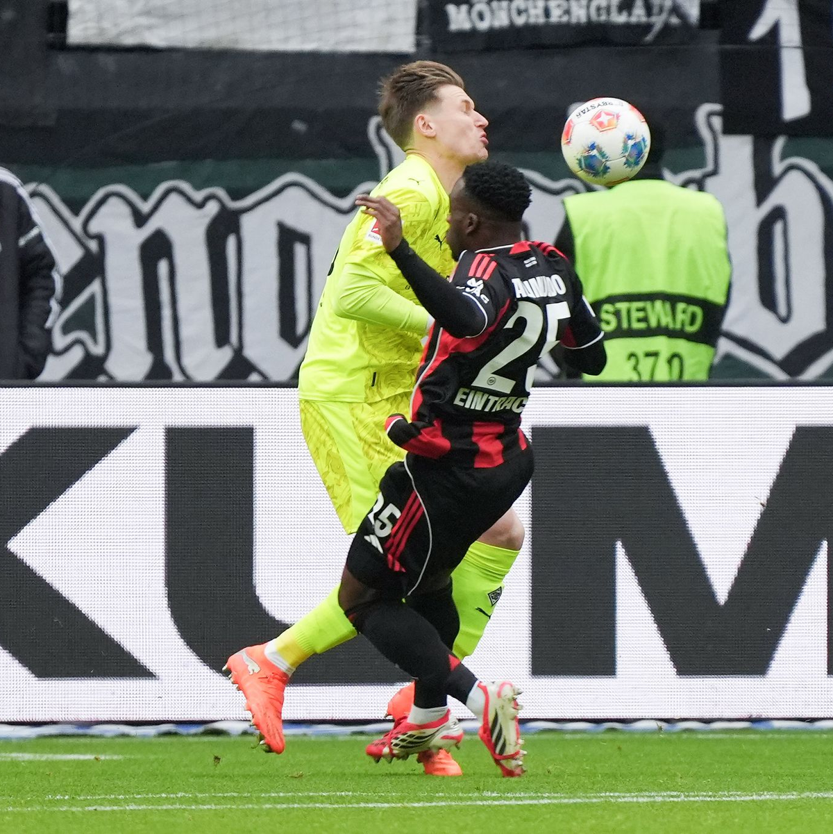 Musste frühzeitig verletzt vom Feld: Frankfurts Arnaud Kalimuendo. - Foto: Marc Schüler/dpa